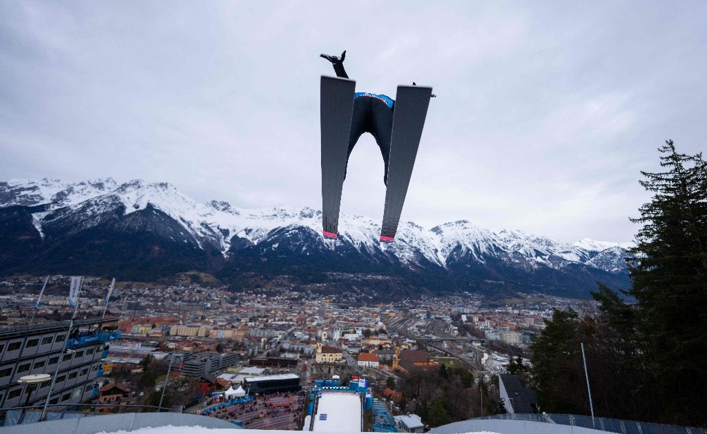 Innsbruck. El japonés Ryoyu Kobayashi se eleva por el aire durante una sesión de entrenamiento en preparación de la tercera etapa del torneo Four-Hills, que forma parte de la Copa Mundial de Salto de Esquí FIS, en esta urbe austriaca. Foto Apa vìa Afp / Georg Hochmuth 