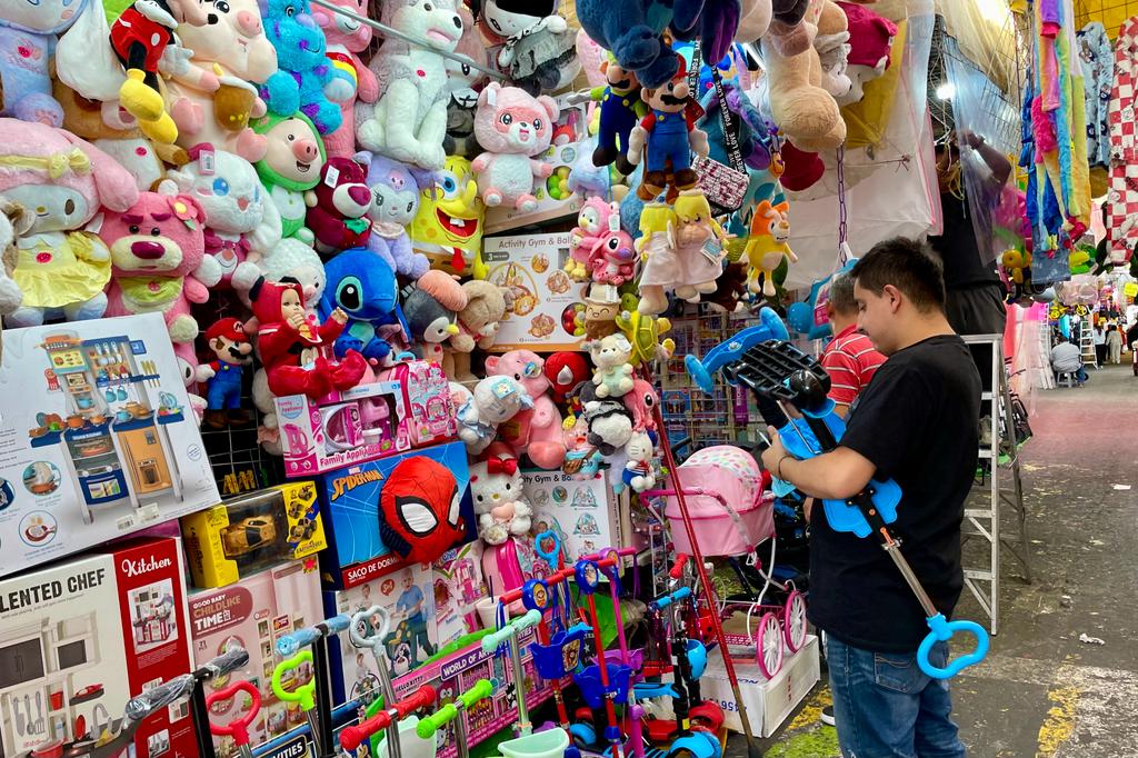 Ciudad de México. Comerciantes del bazar de la colonia La Malinche se preparan para la venta de juguetes para el Día de los Reyes Magos, en la alcaldía Gustavo A. Madero, en la Ciudad de México. Foto Roberto García Ortiz 