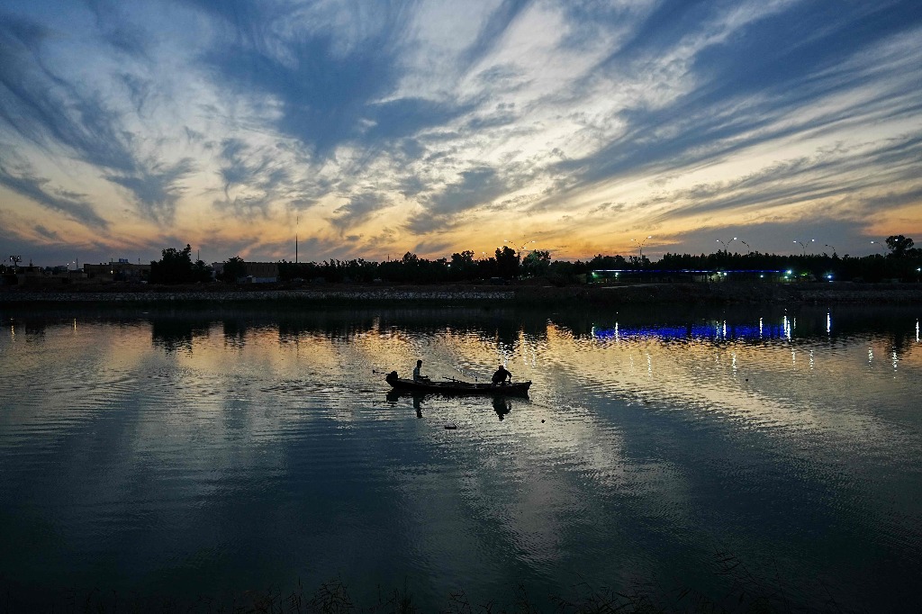 Nasiriya. Un pescador arroja su red en el río Éufrates, que pasa a través de la capital de la gobernación iraquí de Dhi Qar. Foto Afp / Asaad Niazi