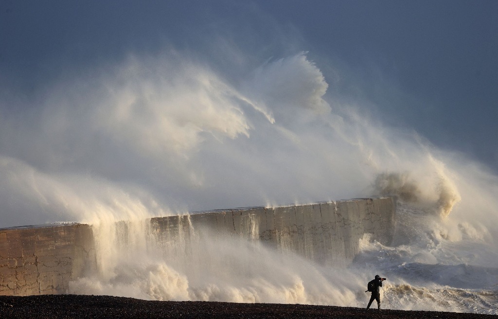 newhaven. Una persona toma fotografías del mar mientras las olas rompen en un malecón de esta ciudad inglesa mientras la tormenta 'Henk' afecta a gran parte del sur del país. Foto Afp / Adrian Dennis 
