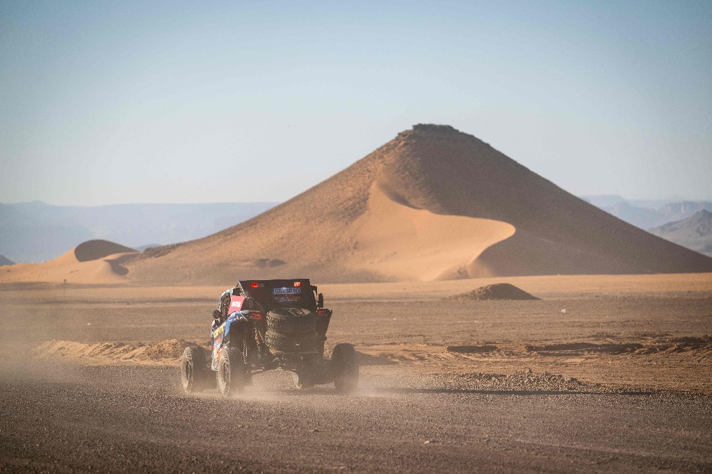 Al-Ula. El portugués Joao Monteiro conduce su South Racing CAN-AM en el desierto, antes del rally Dakar 2024, en esta ciudad saudita. Foto Afp / Patrick Hertzog