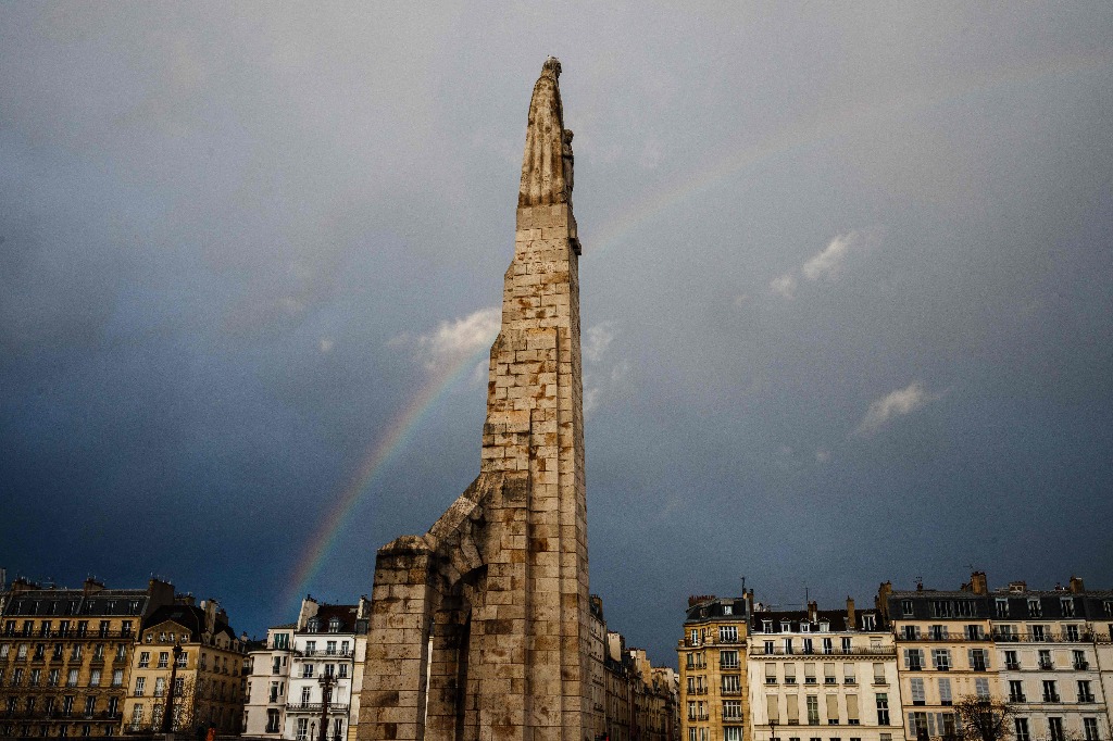París. Un arcoíris se vislumbra detrás de una estatua de Santa Genoveva, la patrona de capital francesa, en el Puente de la Tournelle, sobre el río Sena. Foto Afp / Dimitar Dilkoff