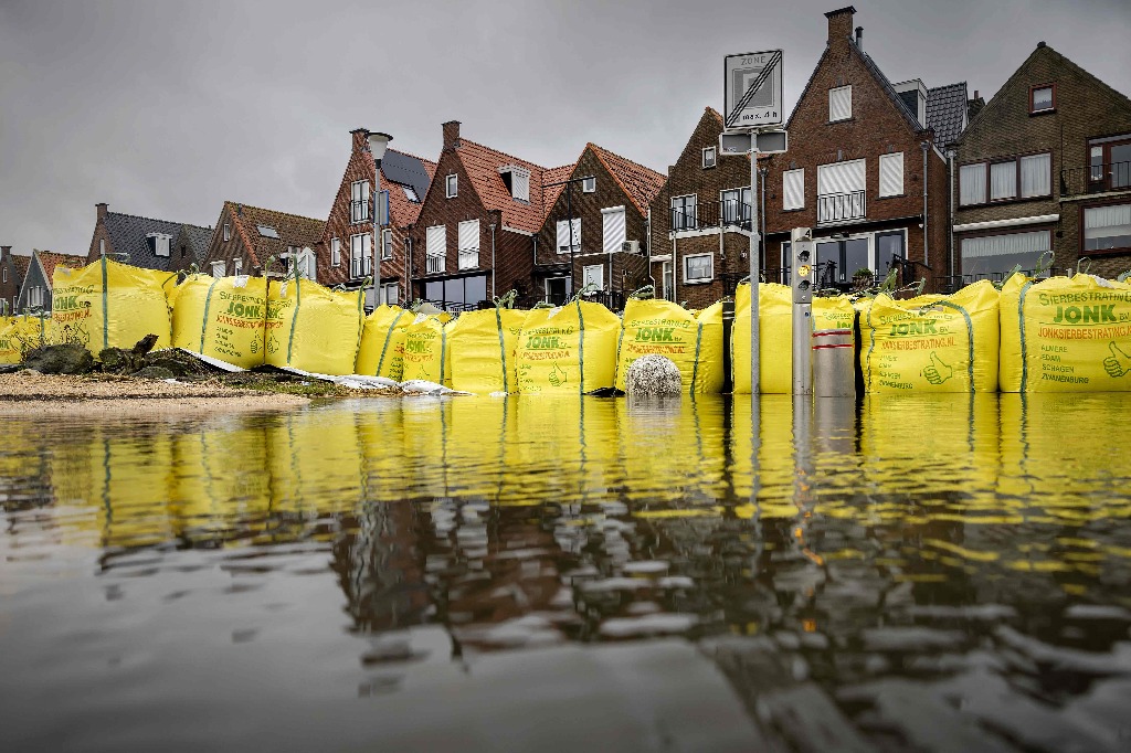 Volendam. Sacos de arena fueron colocados en una calle inundada, después de la primera tormenta del año, en esta ciudad holandesa. Foto Anp vía Afp / Robin van Lonkhuijsen