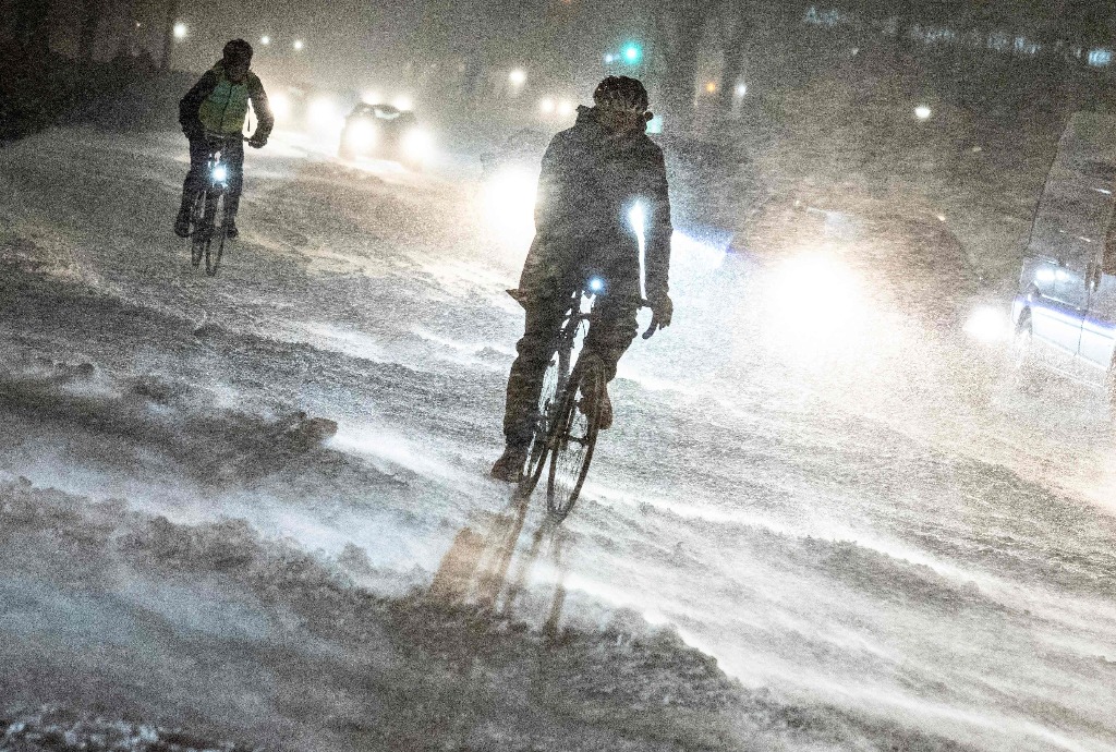 Aalborg. Ciclistas se abren camino entre las fuertes nevadas en Aalborg, en el norte de Jutlandia, Dinamarca, el 3 de enero de 2024. Las temperaturas cayeron por debajo de -40 grados Celsius en la región nórdica por segundo día consecutivo, con los registros de enero más fríos registrados en 25 años.  Foto Ritzau Scanpix vía Afp / Henning Bagger 
