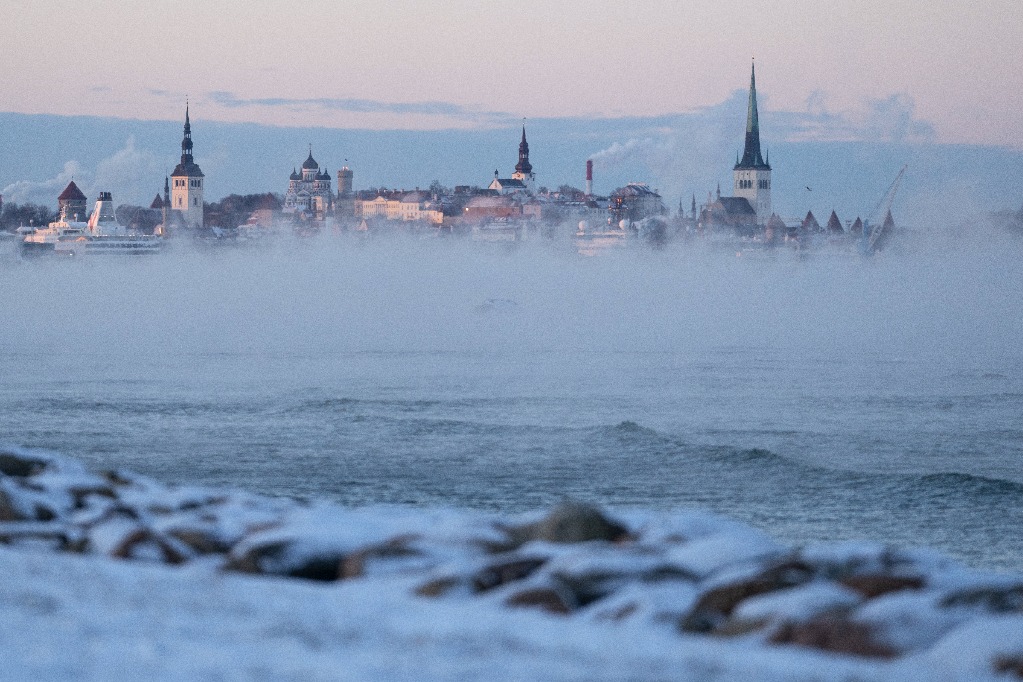 Tallin. Una niebla cubre el mar Báltico, con esta ciudad vieja al fondo, en Estonia, el 4 de enero de 2024. Las temperaturas bajaron a -17. Foto Ap / Pavel Golovkin