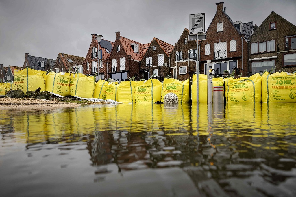 Volendam. Sacos de arena, colocados en una calle inundada, se observan después de la primera tormenta del año en Holanda, el 3 de enero de 2024. Foto Anp vía Afp / Robin van Lonkhuijsen
