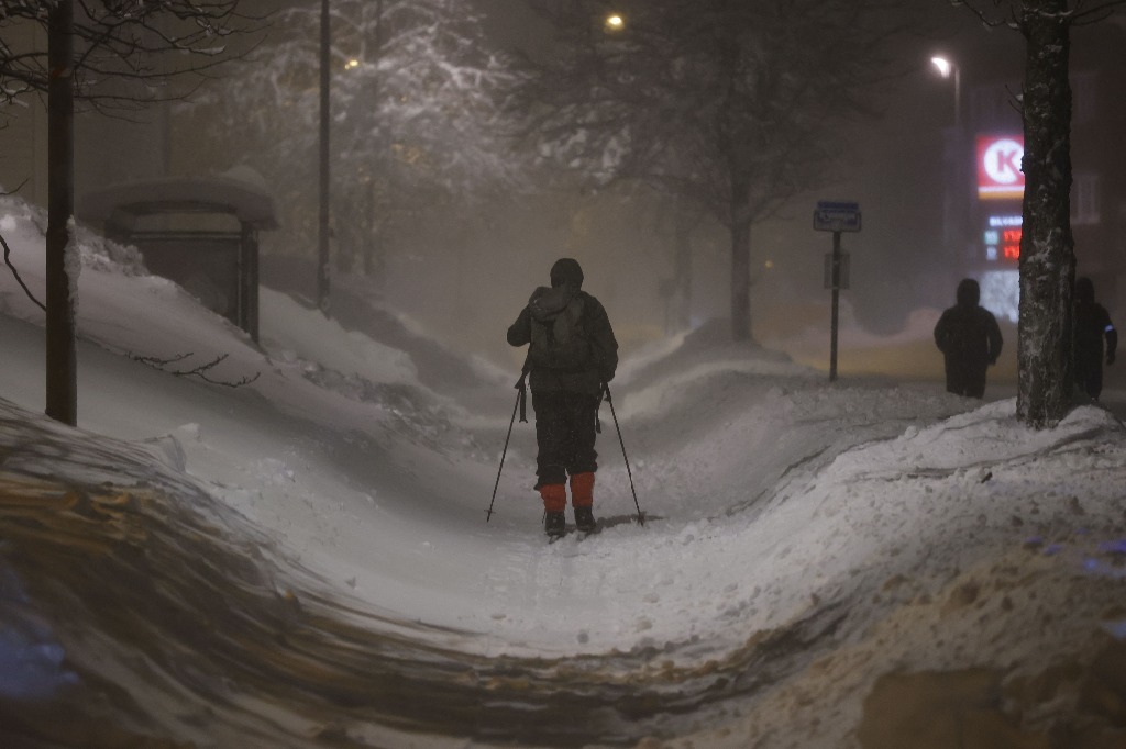Kristiansand.  Un hombre camina con esquís para atravesar una calle cubierta de nieve, en esta ciudad noruega, el 3 de enero de 2024. Debido a las fuertes nevadas de los últimos días, las escuelas cerraron y se canceló el servicio de todos los autobuses públicos. FotoNtb vía Afp / Tor Erik Schrøder