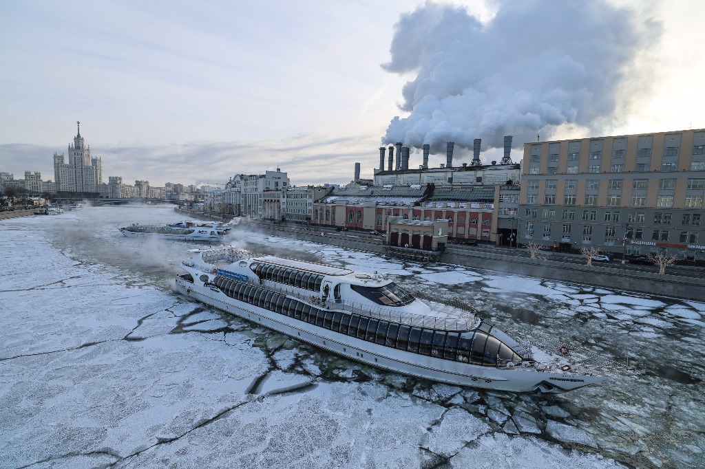 Moscú. El hielo cubre el río Moskva mientras los cruceros navegan en un día helado en el centro de la capital rusa, con un registro de temperatura del aire de alrededor de -24 grados Celsius, el 3 de enero de 2024. Foto Afp / Vera Savina 