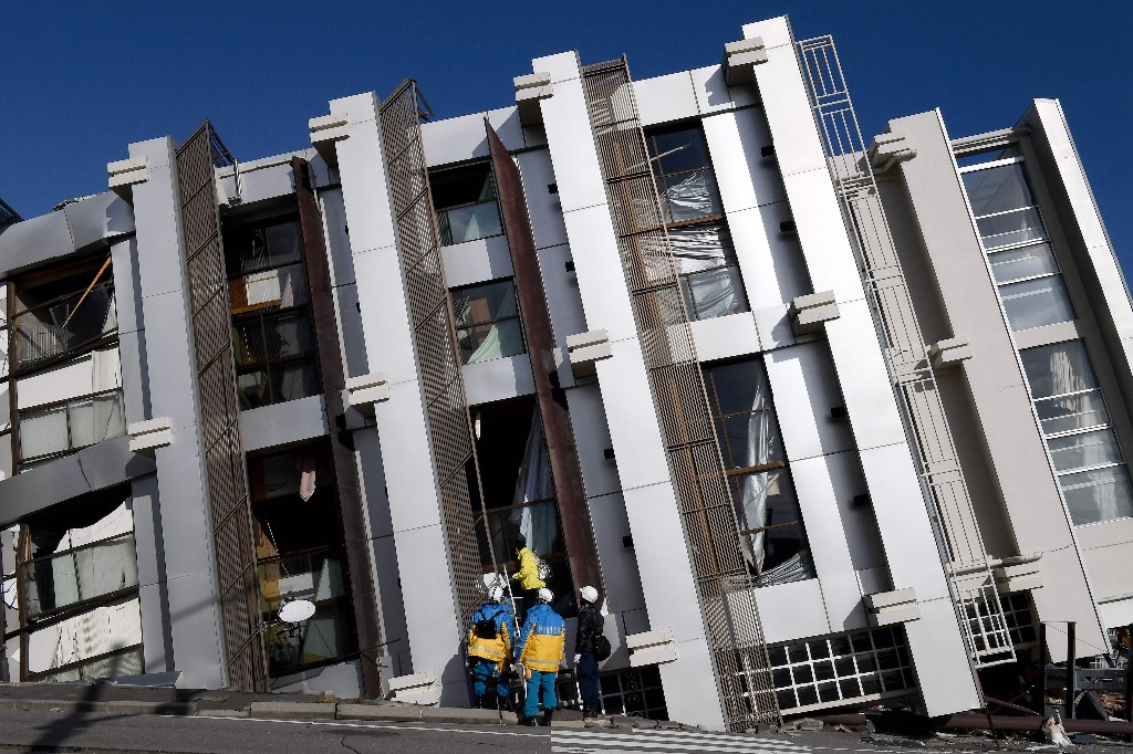 wajima. Policías revisan un edificio derrumbado en esta ciudad japonesa de la prefectura de Ishikawa, después de que un gran terremoto de magnitud 7.6 sacudió la región de Noto el día de Año Nuevo. El número de muertos aumentó a 92 y el número de desaparecidos, a 242. Foto Afp / Toshifumi Kitamura