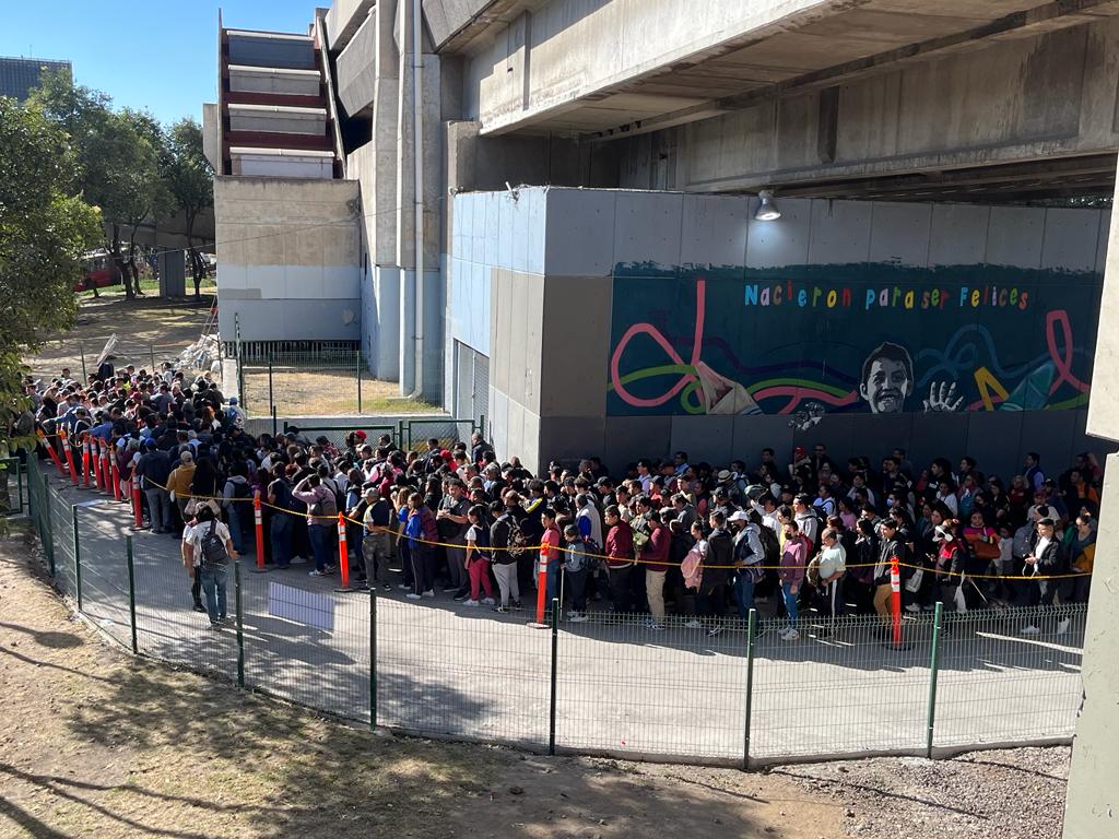 Ciudad de México. Usuarios del Metro esperan al exterior de la estación Velódromo para tomar un camión que los traslade a Pantitlán. Foto José Antonio López
