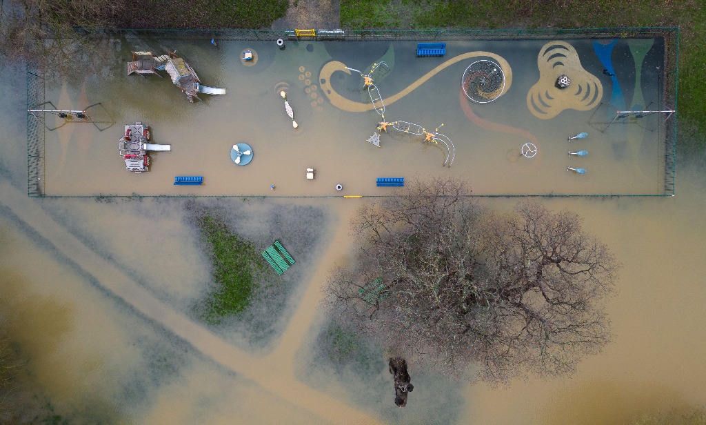 Buckhurst Hill. Inundación sobre los terrenos de un parque infantil en esta ciudad, al noreste de Londres, después de las fuertes lluvias provocadas por la tormenta 'Henk'. Foto Afp / Daniel Leal