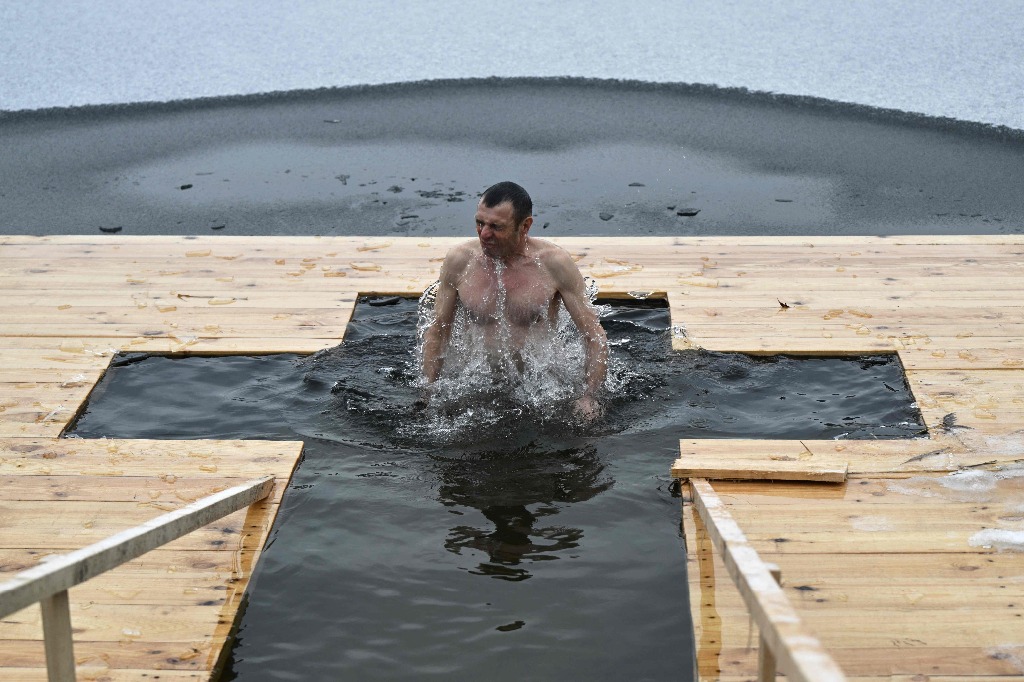 Kiev. Un creyente se sumerge en las aguas de un lago durante las celebraciones de la Epifanía en la capital ucrania, en medio de la invasión rusa. Foto Afp / Genya Savilov
