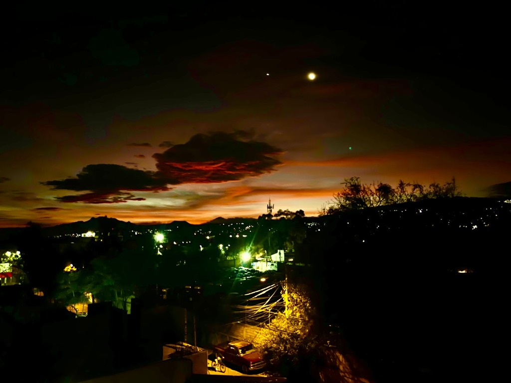 Ciudad de México. El amanecer, cuando aún se observan la Luna y Venus, desde el sur de la metrópoli. Foto Luis Castillo
