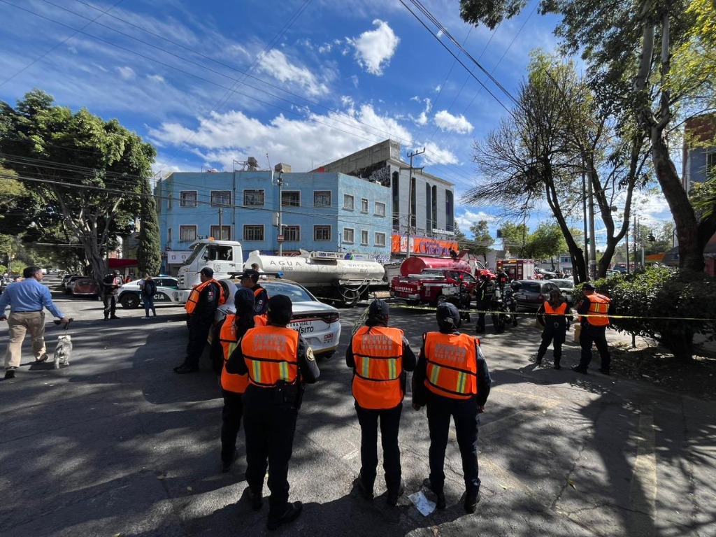 Ciudad de México. El incendio de una tienda Chedraui, ubicado en la calle de Bolívar, en la alcaldía Cuauhtémoc, generó la movilización de equipos de emergencia. No se registraron personas lesionadas. Foto Alfredo Domínguez