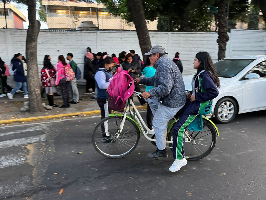 Algunos estudiantes de la Secundaria Diurna 305, ubicada en la alcaldía Xochimilco, llegaron en bicicleta al plantel, acompañados de sus padres de familia, el 8 de enero de 2024. Foto Luis Castillo