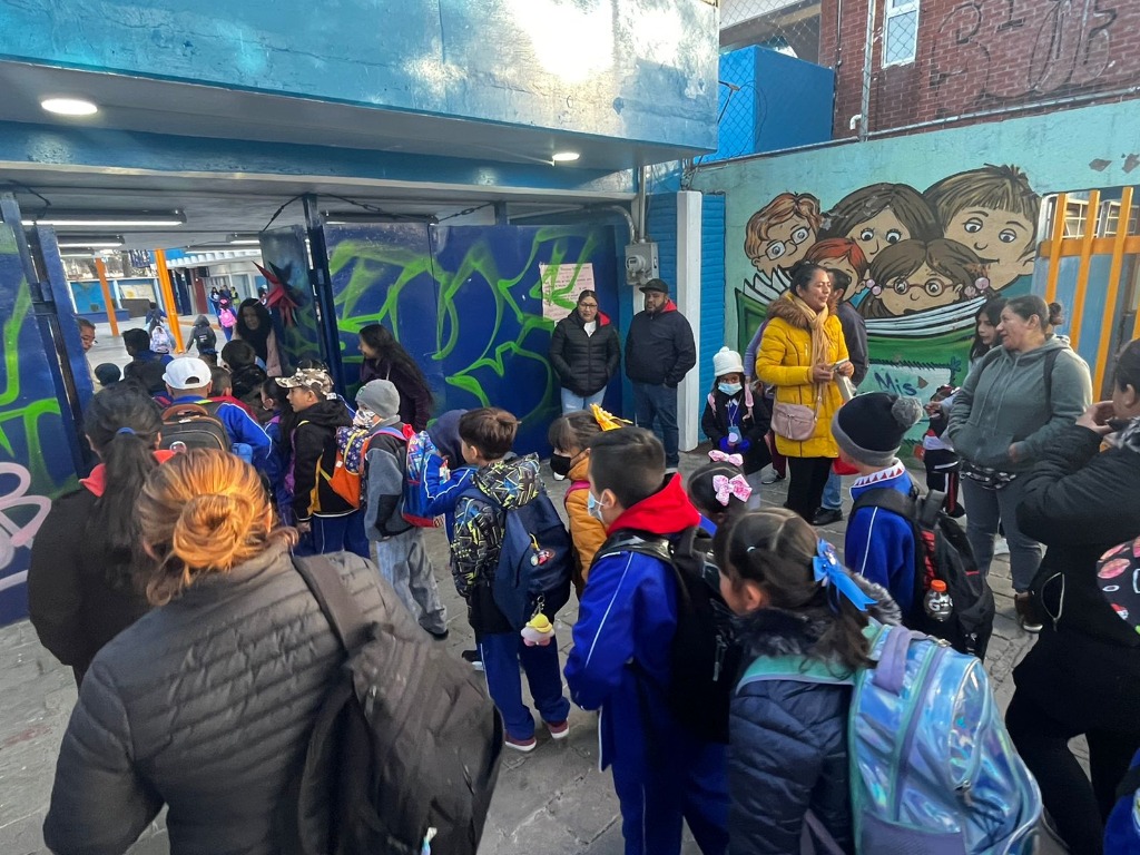 Estudiantes la escuela primaria Xochimilco ingresan al plantel en el primer día de clases, tras el periodo vacacional de invierno, para retomar el ciclo escolar 2023-2024, en la Ciudad de México, el 8 de enero de 2024. Foto Luis Castillo