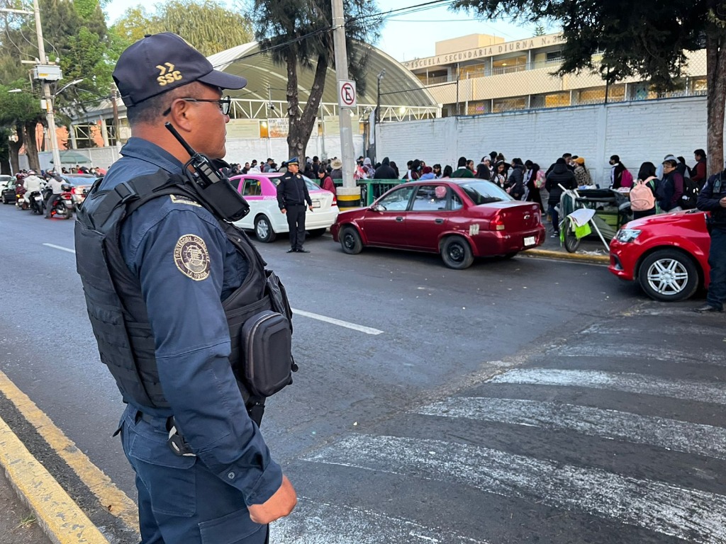 Elementos policíacos, parte del operativo de seguridad para el “Regreso a Clases”, estuvieron presentes en los alrededor de los planteles escolares, como en el caso de la Secundaria Diurna 305, ubicada en la alcaldía Xochimilco, en la Ciudad de México, el 8 de enero de 2024. Foto Luis Castillo