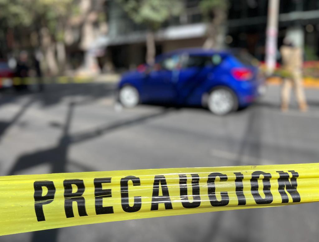 Ciudad de México. Un hombre fue encontrado sin vida abordo de su vehículo en la calle Monterrey, al cruce con Durango, en la alcaldía Cuauhtémoc. Foto Alfredo Domínguez