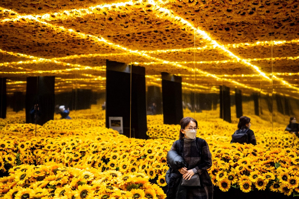 Tokio. Una mujer visita la instalación de girasoles, que forma parte de la exposición inmersiva “Van Gogh Alive” que presenta obras de arte del pintor holandés a gran escala, en la capital japonesa. Foto Afp / Philip Fong