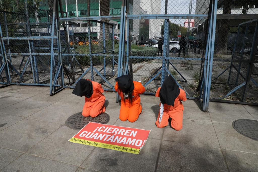 Ciudad de México. Un grupo de activistas protesta frente a la Embajada de Estados Unidos en México, para exigir el cierre de la prisión estadunidense de Guantánamo ubicada en Cuba. Foto Jair Cabrera Torres
