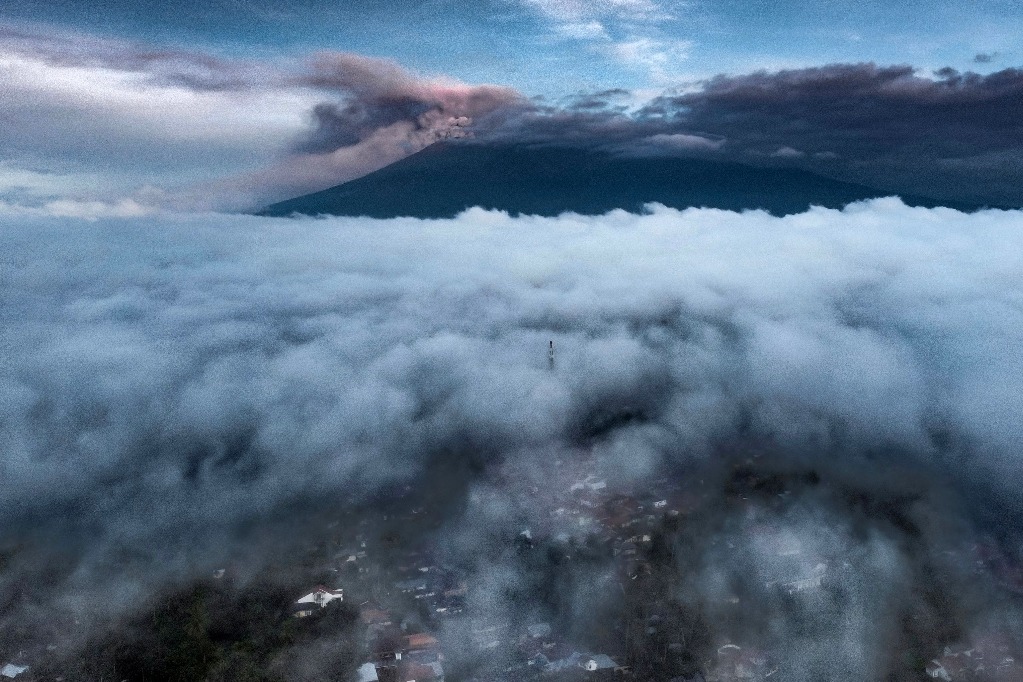 Tanah Datar. El volcán Monte Marapi emite ceniza volcánica durante una erupción vista desde esta urbe ubicada en Sumatra Occidental, Indonesia. Foto Afp / Adi Prima 