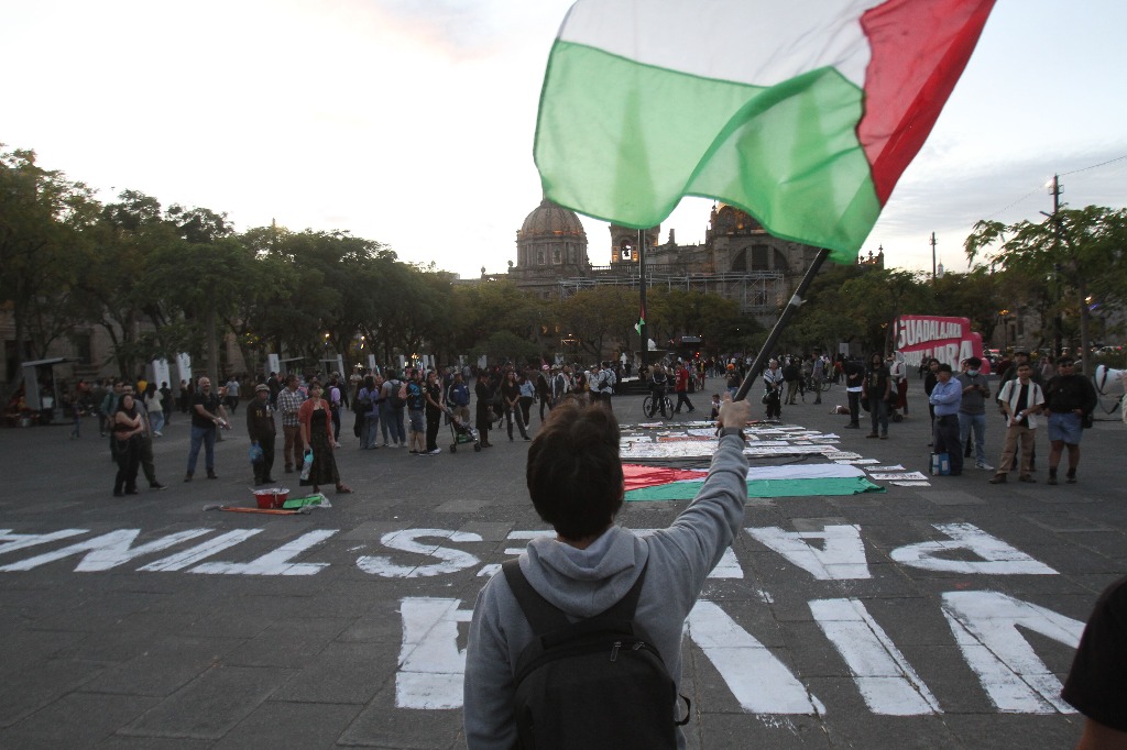 Guadalajara. Durante la marcha para exigir un alto al fuego en la Franja de Gaza. Foto Arturo Campos Cedillo/ La Jornada