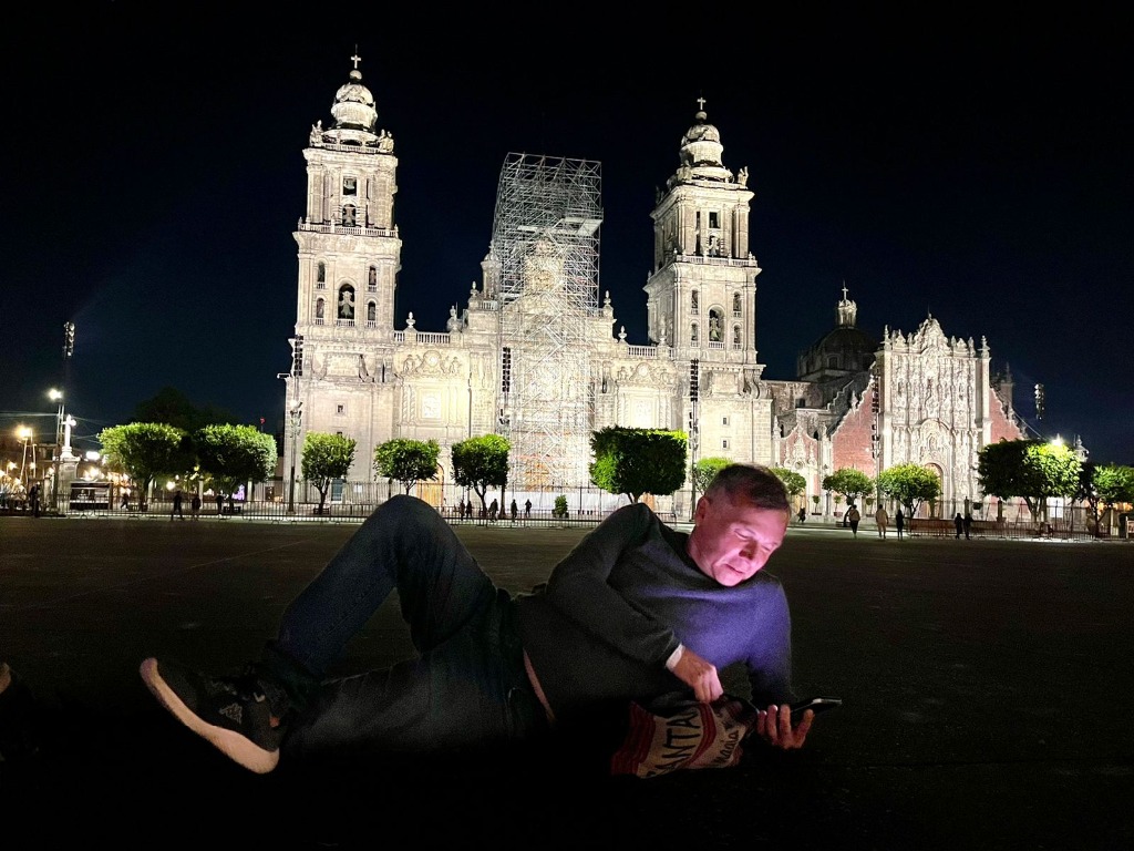 Ciudad de México. Un turista argentino disfruta la plancha del Zócalo capitalino. Foto: Luis Castillo