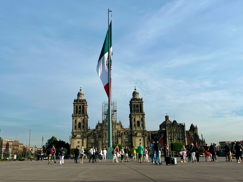 Ciudad de México. Un grupo de turistas camina y recorre el Zócalo de la capital mexicana. Foto La Jornada / Luis Castillo