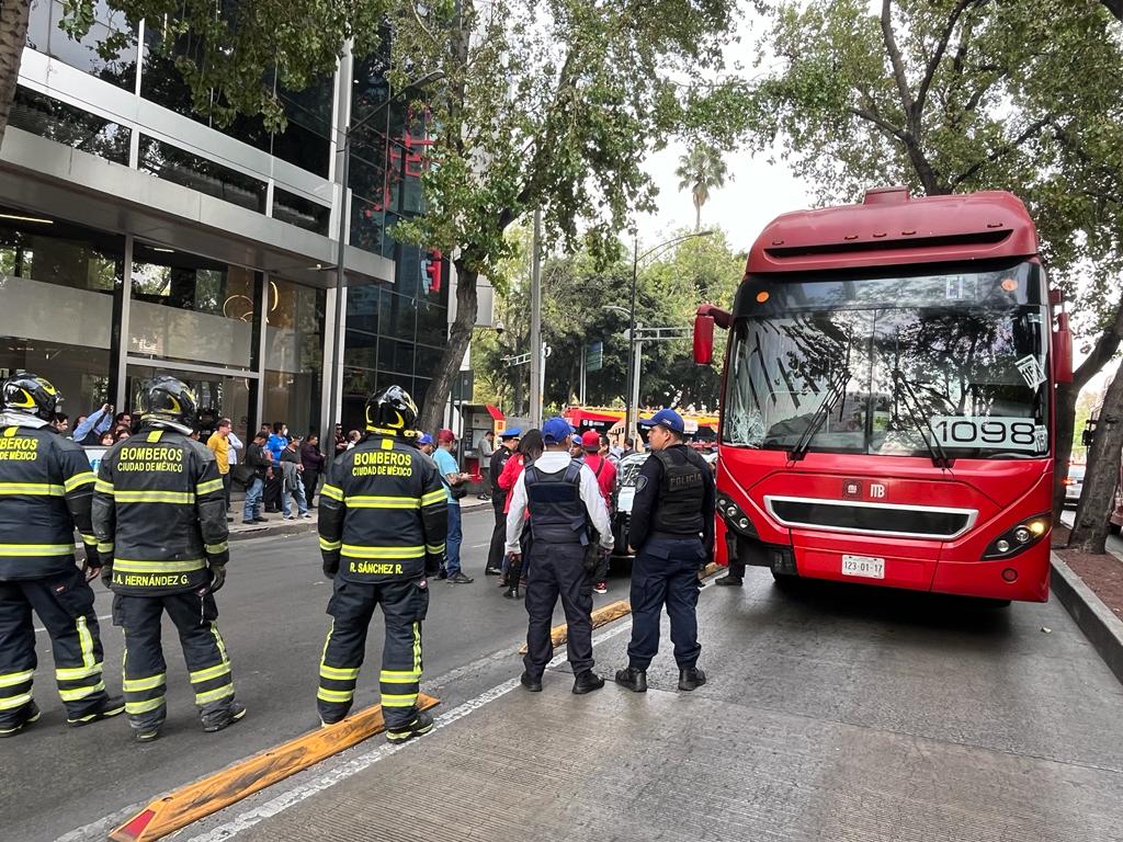 Ciudad de México. Un hombre murió tras ser atropellado por una unidad del Metrobús en el cruce de Paseo de la Reforma e Insurgentes. Foto Alfredo Domínguez