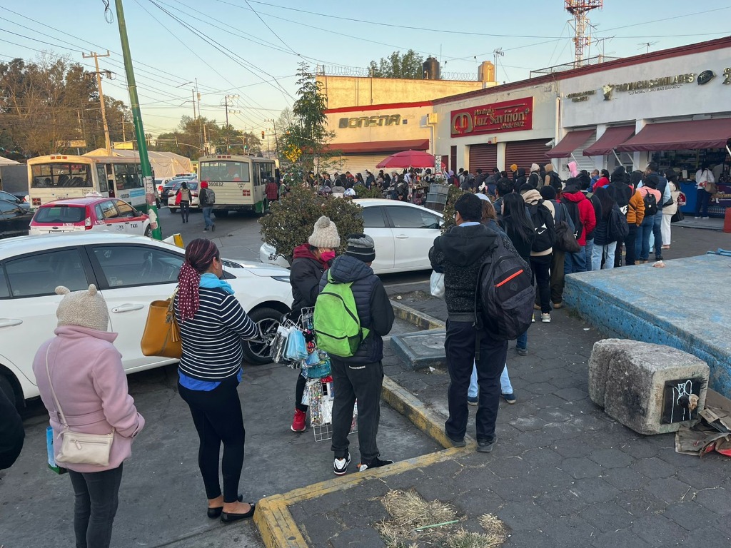 Ciudad de México. Ciudadanos realizan una larga fila para abordar un microbús que se encuentra en inmediaciones del deportivo de Xochimilco, al sur de la metrópoli. Foto Luis Castillo