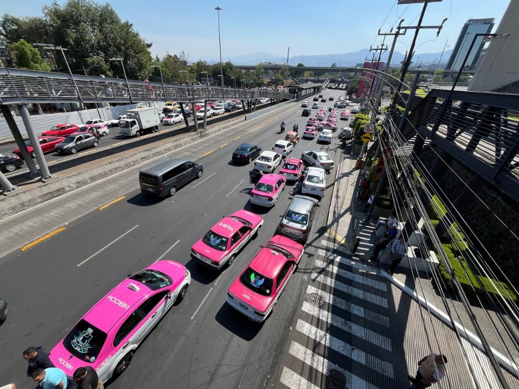 Ciudad de México. Taxistas y repartidores en motocicleta bloquean Insurgentes sur, en las entradas del centro comercial Perisur, para protestar por la desaparición de varias de sus unidades de trabajo. Foto Alfredo Domínguez