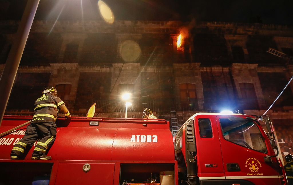 Ciudad de México. Bomberos combaten un incendio en la República de Argentina y Donceles, en el centro histórico. Foto Víctor Camacho/ La Jornada