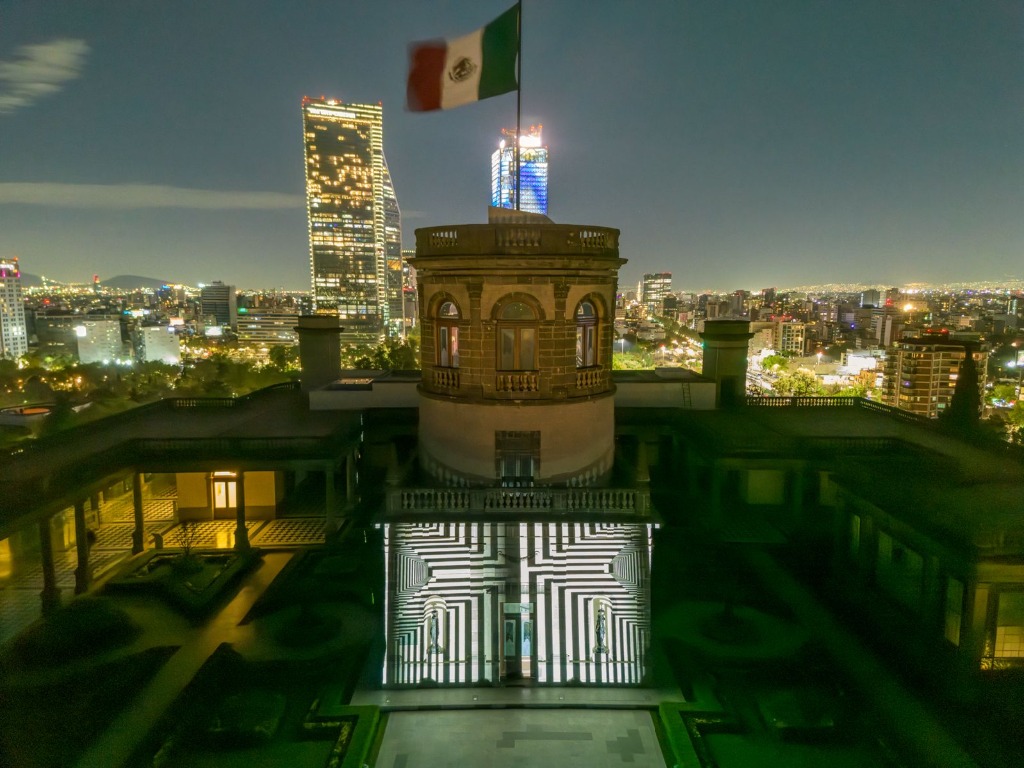Ciudad de México. Proyección en el alcázar del Castillo de Chapultepec. Foto Pablo Ramos/ La Jornada