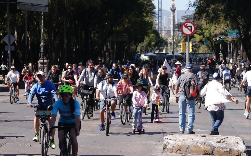 Ciudad de México. Habitantes de la metrópoli disfrutan el paseo ciclista dominical en Paseo de la Reforma. Foto María Luisa Severiano