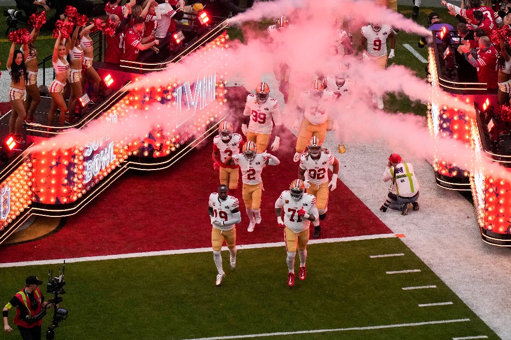 Los 49ers ingresan al campo. Foto AP/ David J. Phillip