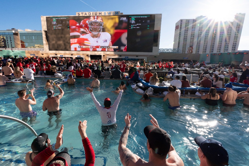 Desde la alberca de un hotel en Las Vegas, miran el juego. Foto AP/ Gregory Bull