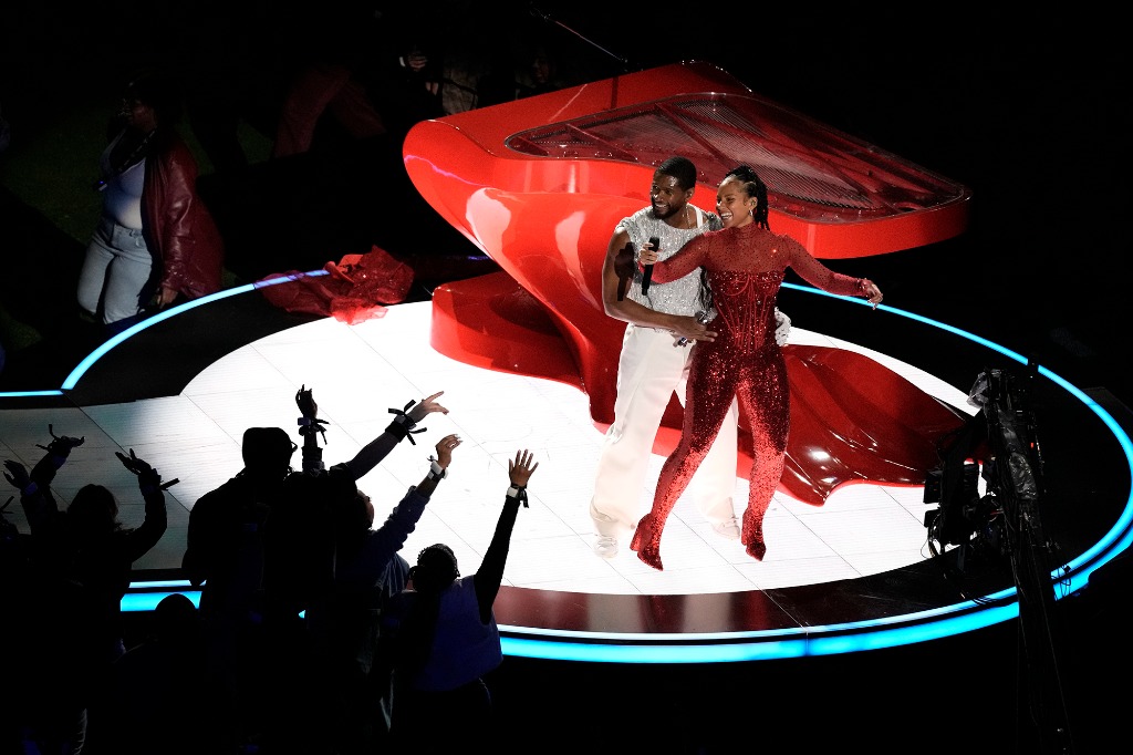 Durante la presentación de Usher y Alicia Keys, en el medio tiempo. Foto AP/ Charlie Riedel