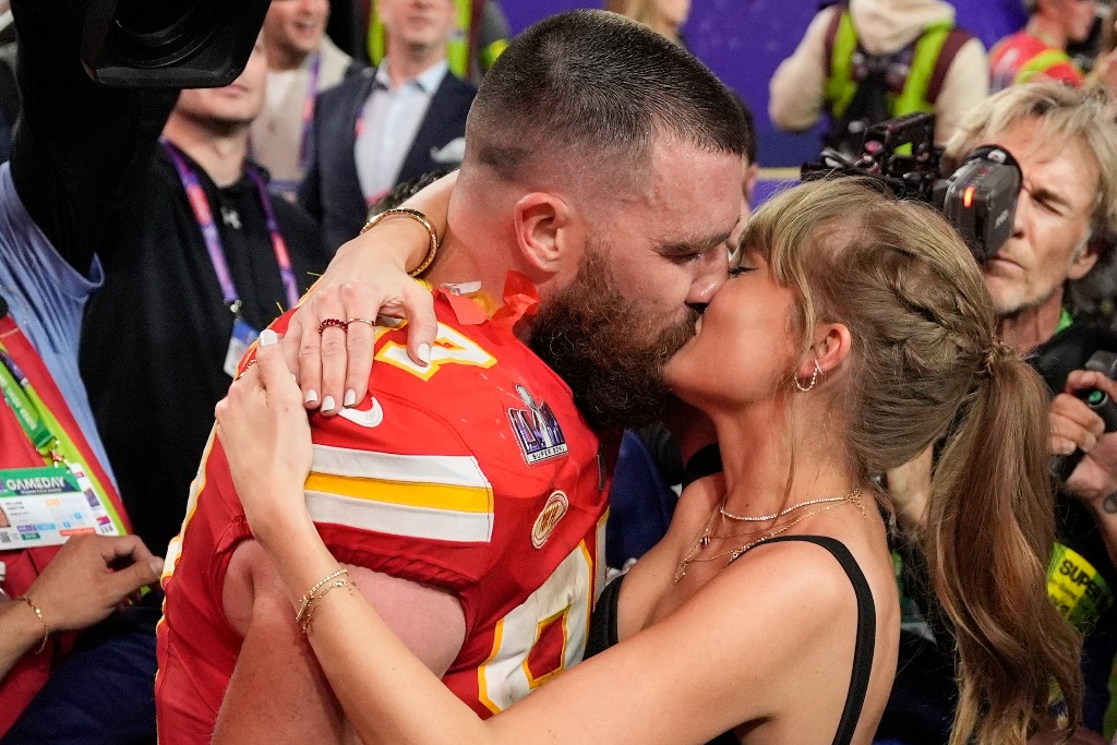 Travis Kelce besa a Taylor Swift, después de la victoria de los Jefes de Kansas City. Foto AP/ John Locher