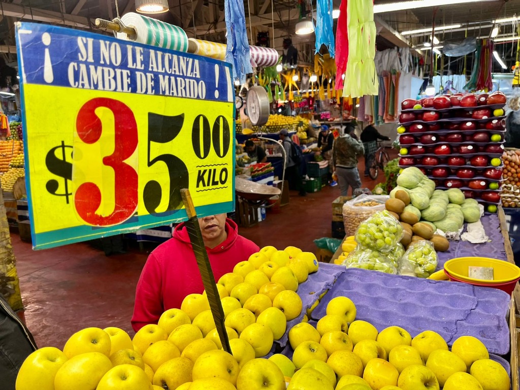 Ciudad de México. Vendedores de frutas y verduras del mercado 377 buscan llamar la atención de los clientes con frases ‘picarescas’ que escriben en los cartones donde anuncian los precios de los productos y que son colocados encima de los alimentos de este centro de abasto, ubicado en la alcaldía Xochimilco. Foto Luis Castillo