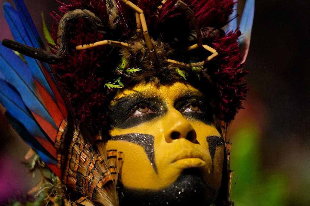 Río de Janeiro. Un artista de la escuela de samba Salgueiro desfila durante las celebraciones del Carnaval en el Sambódromo de esta ciudad brasileña. Foto Ap / Silvia Izquierda