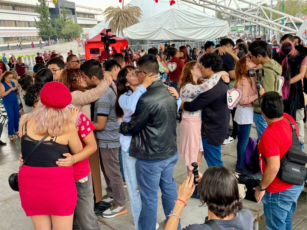 Ciudad de México. Unas 32 parejas participan en el Besotón 2024 en la explanada de la alcaldía Gustavo A. Madero, por el día de San Valentín. Los novios que rompan el récord de cuatro horas y media besándose sin separar los labios ganará cuatro mil pesos. Foto Roberto García Ortiz