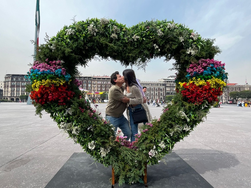 Ciudad de México. Parejas se toman fotografías en una instalación en forma de corazón hecha de flores, con motivo del Día del Amor y la Amistad, en el Zócalo capitalino. Foto Luis Castillo