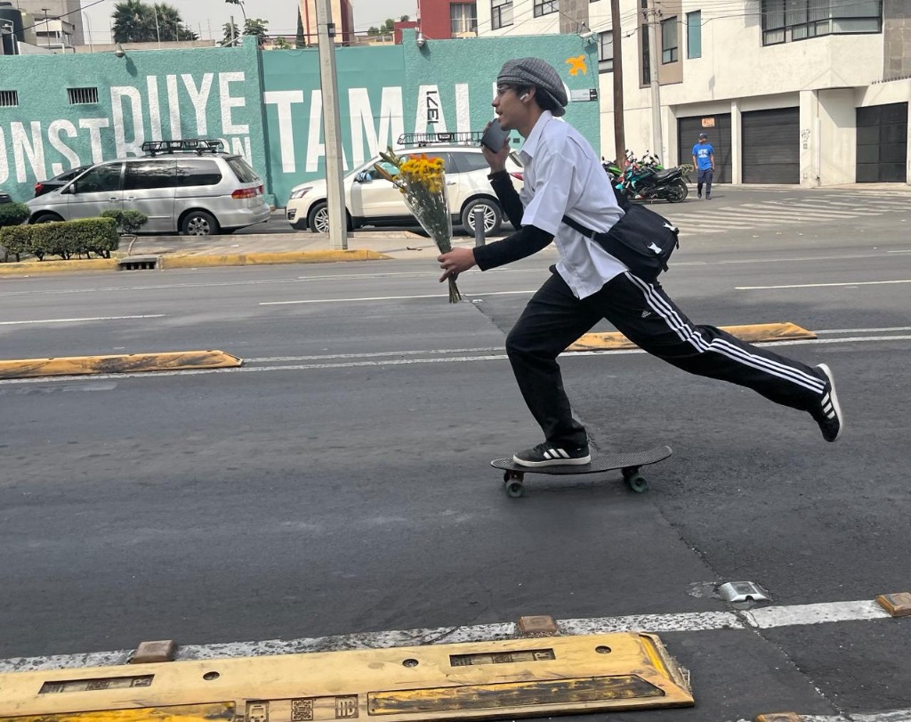 Ciudad de México. Un joven avanza con premura en su patineta hacia su encuentro con su San Valentín, en calles de la capital del país. Foto José Antonio López
