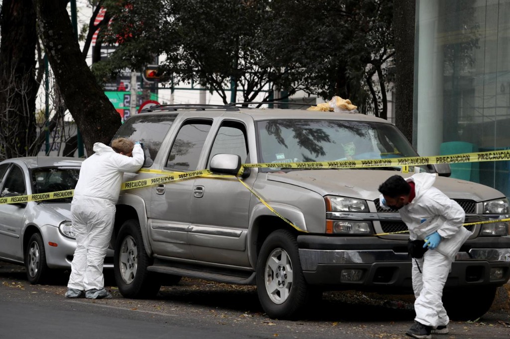 Ciudad de México. El cuerpo de un hombre fue localizado en el interior de una camioneta en Plutarco Elías Calles casi esquina con Ermita Iztapalapa. En el vehículo se encontraba también un perro, fue rescatado por la Brigada de Vigilancia Animal de la policía capitalina. Foto: Alfredo Dominguez 