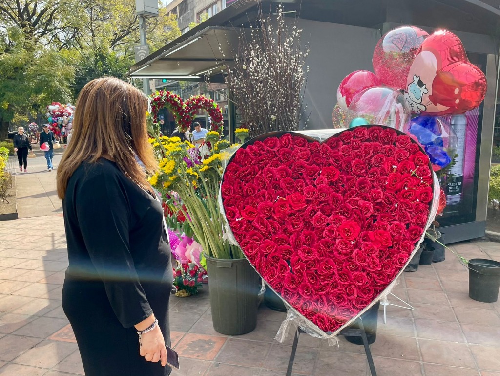 Ciudad de México. Venta de arreglos florales para celebrar el 14 de febrero. Roberto García Ortiz