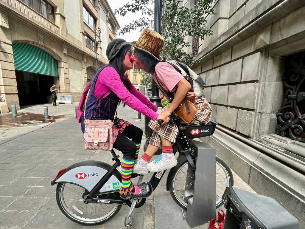 Ciudad de México. Ilusión y Pestañitas recorren las calles del Centro Histórico para celebrar San Valentín. Foto: Luis Castillo