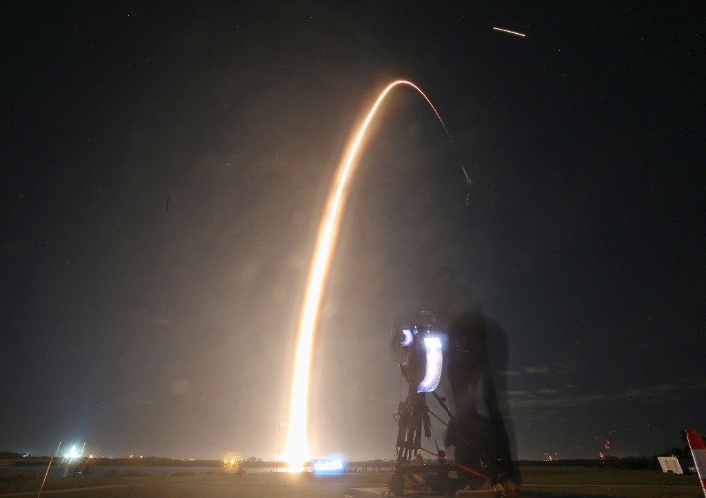 Cabo Cañaveral. Un cohete SpaceX Falcon 9 despega de la plataforma de lanzamiento LC-39A en el Centro Espacial Kennedy con la misión de aterrizaje lunar Nova-C de Intuitive Machines, en esta ciudad de Florida. Su propósito es comprender más sobre la superficie de la Luna antes de las próximas misiones Artemis. Se espera que aterrice cerca del polo sur del satélite natural de la Tierra el 22 de febrero. Foto Afp / Gregg Newton 