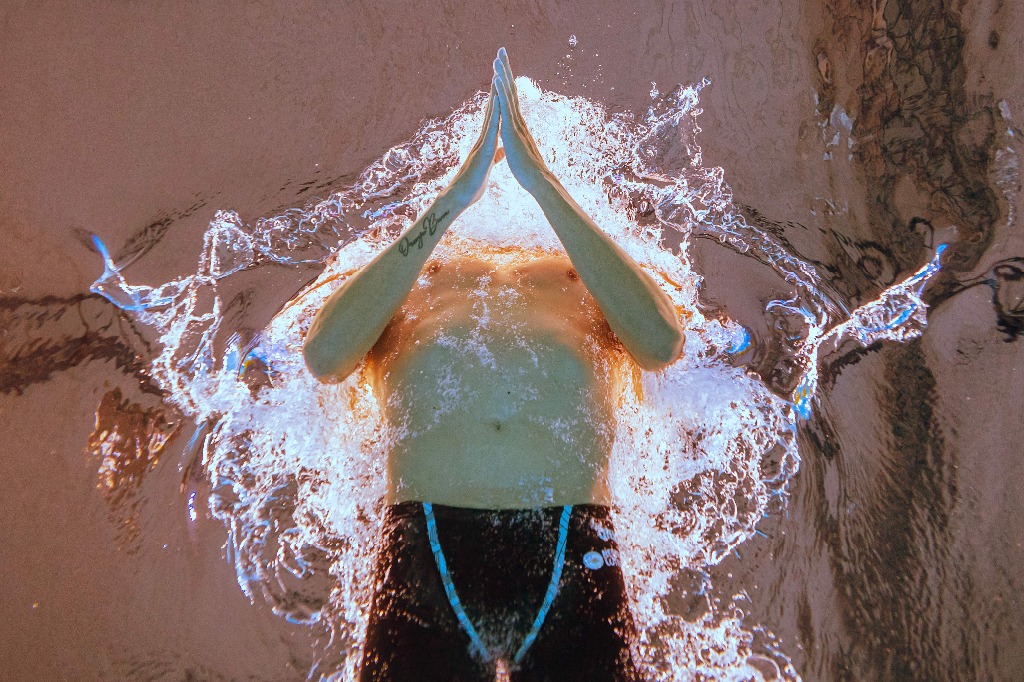 Doha. El holandés Caspar Corbeau compite en una serie de la prueba masculina de natación de 200 metros de braza durante el Campeonato Mundial de Deportes Acuáticos de 2024 en el Aspire Dome, en la capital de Qatar. Foto Afp / Oli Scarff
