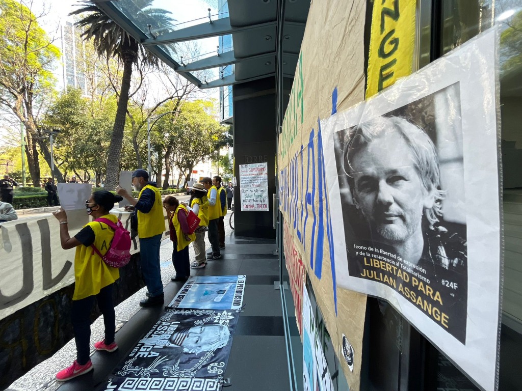 Ciudad de México. Integrantes del Colectivo #24F Coalición Vida y Libertad Julian Assange protestan frente a la embajada británica en la capital del país, para exigir que la corte londinense no extradite al fundador de Wikileaks a Estados Unidos, donde enfrenta cargos de espionaje. Foto Luis Castillo


