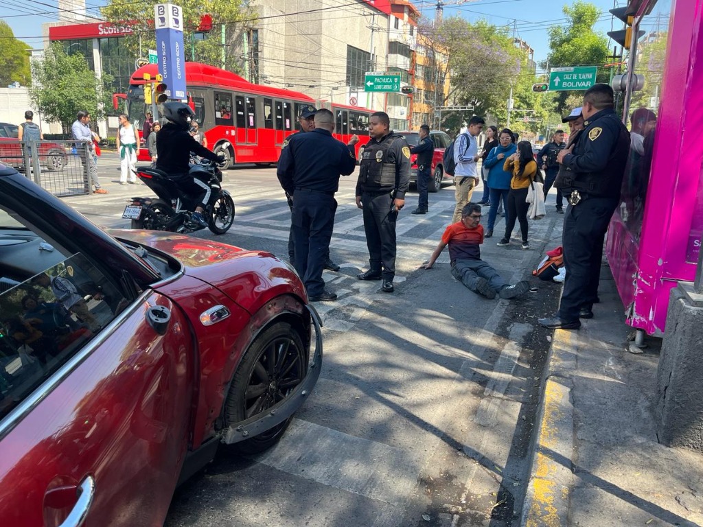 Ciudad de México. Tres personas resultaron heridas luego del choque de una moto contra un auto particular en el cruce de Xola y Eje Central. Foto Alfredo Domínguez